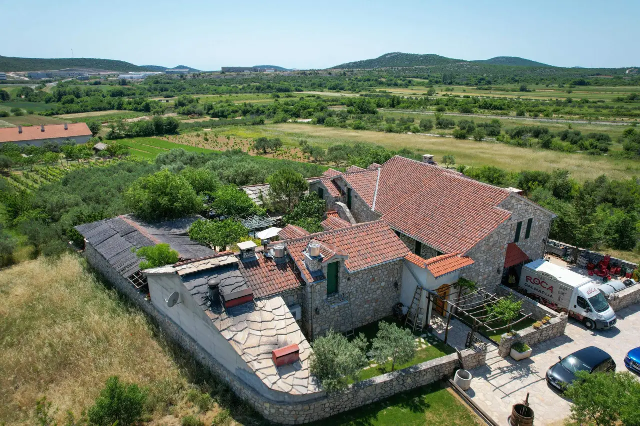 Roca Estate 01