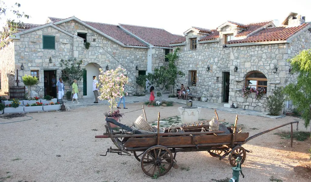 Roca Estate 03
